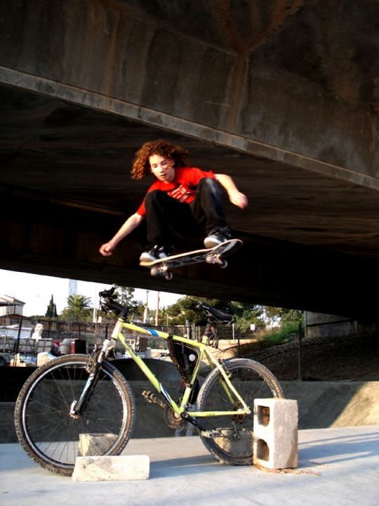 Ollie por encima bici killo por allifoto arrovf