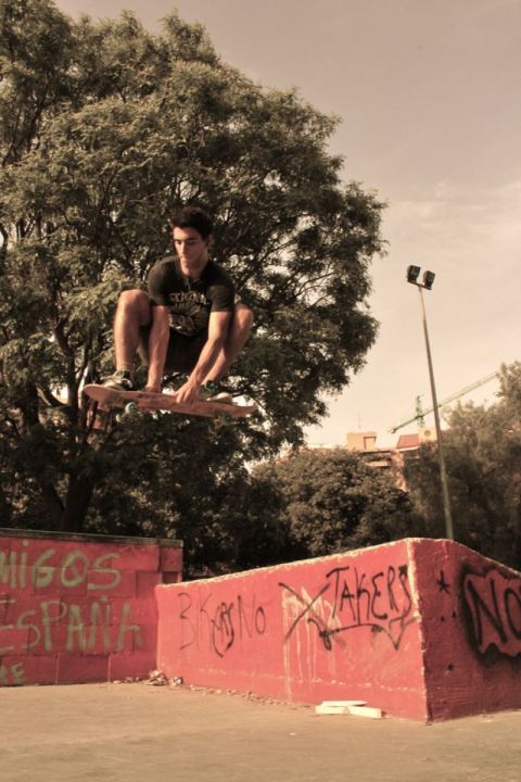 Skater joan alturo truko doble grab lugar valencia