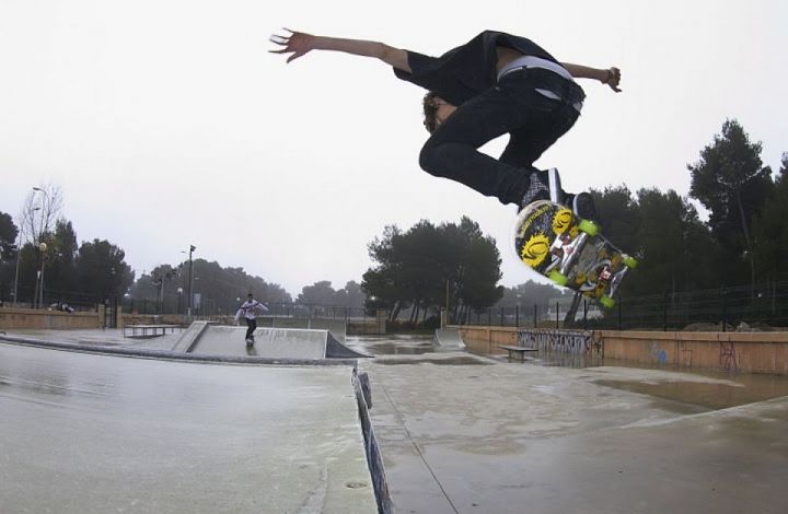 Backside ollie del quarter al suelo mojado