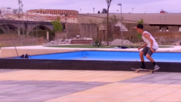Jorge Calderón slide en el borde de la piscina