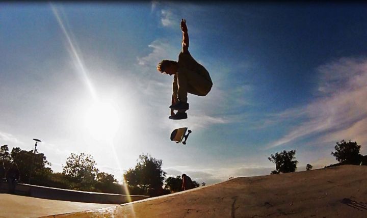 Flip de Jakob Zdenek en la pirámide del skatepark de Felanitx