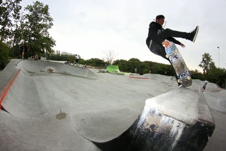Aymar fs tailblock en el skatepark de Malmo, Suecia