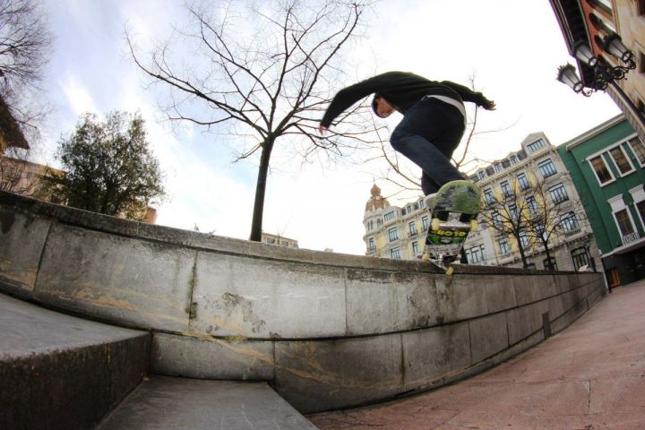 Andres Castro frontside kroked grind