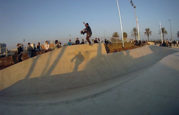 Joseff Scott fs boneless en el skatepark de La Marbella, Barcelona
