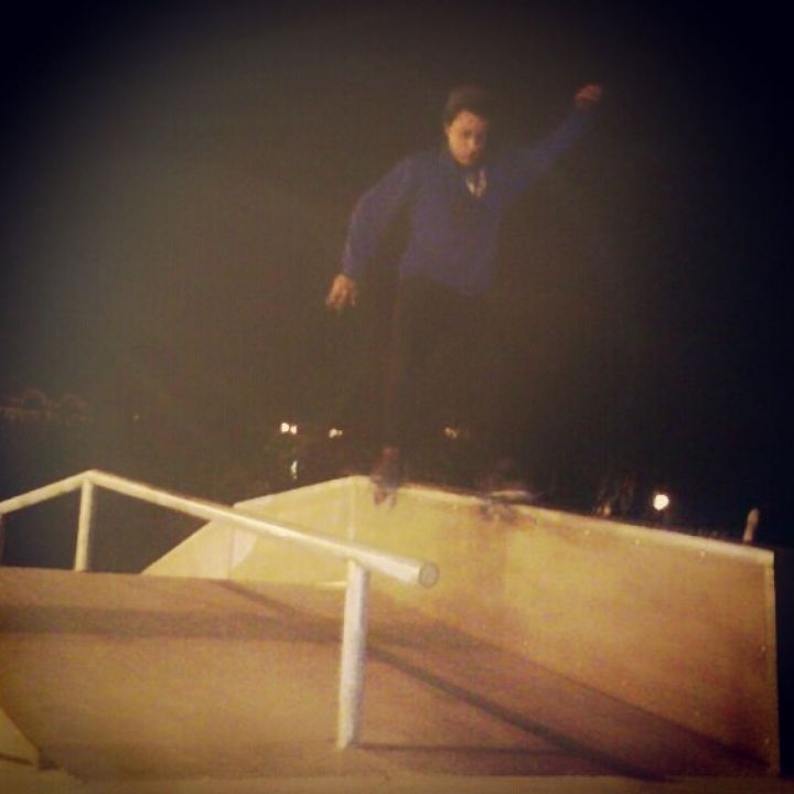 Nose Slide de Kevin Paz en el skate park de Ribeira